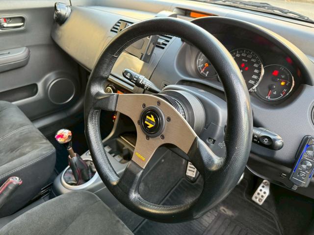 スイフト スポーツ　／５速マニュアル／ナビ／ワンセグＴＶ／社外サスペンション／社外マフラー／ゼロチャンバー／社外アルミホイール／サブウーファー／ＭＯＭＯステ／ドライブレコーダー前後／ＥＴＣ／（13枚目）