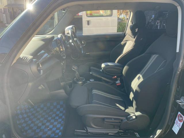 ＭＩＮＩ クーパーＳ　ＰＳ　ＰＷ　　ＡＷ　ＡＢ　ＷＡＢ　ナビ　ＡＢＳ　　キーレス　ＥＴＣ　Ｂ　カメラ　デジタルミラー　クルコン　純正アルミ　ツートンカラー　ＭＴモード　ＢＴオーディオ（8枚目）