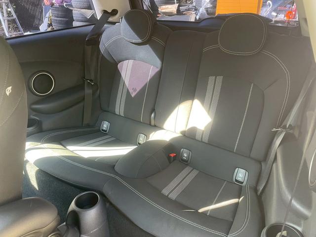 ＭＩＮＩ クーパーＳ　ＰＳ　ＰＷ　　ＡＷ　ＡＢ　ＷＡＢ　ナビ　ＡＢＳ　　キーレス　ＥＴＣ　Ｂ　カメラ　デジタルミラー　クルコン　純正アルミ　ツートンカラー　ＭＴモード　ＢＴオーディオ（9枚目）