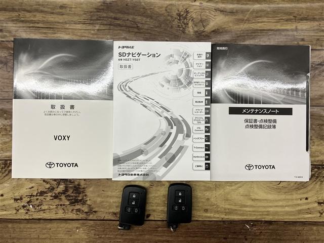 ヴォクシー ZS 煌II スマートキー・プッシュスタート バックガイドモニター セキュリティアラーム 両側パワスラドア 1オーナー ETC車載器 地デジテレビ 記録簿付き VSC LEDライト 助手席エアバック AC パワステ(20枚目)