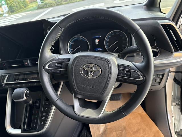 ノア ハイブリッドG パワースライドドア LEDヘッドライト バックモニター フルセグTV ミュージックプレイヤー接続可 ETC アルミホイール 3列シート メモリーナビ 4WD 衝突被害軽減システム DVD再生(9枚目)