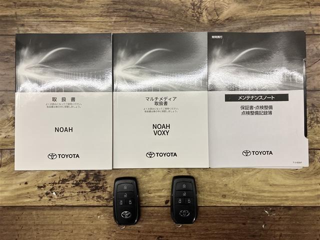 ノア ハイブリッドS-Z エアロ 横滑り防止機能 エアバッグ オートクルーズコントロール 地デジ 両側自動ドア ダブルエアコン スマートエントリー LEDランプ バックモニター メモリナビ 3列シート ETC付き ABS(20枚目)