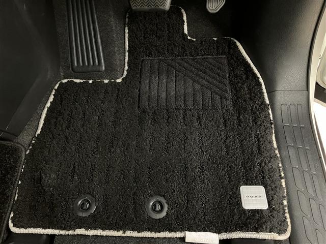 ヴォクシー ＺＳ　煌　地上デジタル　ＴＳＳ　両側パワードア　アイドリングストップ車　パワーウィンド　横滑防止　１オーナ　整備記録簿　ＤＶＤ可　盗難防止装置　スマートエントリー　Ｂカメラ　ＡＵＸ　ＬＥＤヘッドライト　ＥＴＣ（33枚目）