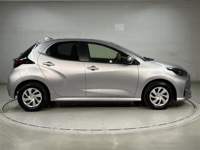 ヤリス Ｘ　被害軽減ブレーキ　Ｂカメラ　キーレスエントリー　ワンオーナー　ミュージックプレイヤー接続可　クルーズコントロール　ＥＴＣ車載器　ＥＳＣ　サイドエアバッグ　メモリーナビ　パワーステアリング　ＤＶＤ再生（3枚目）