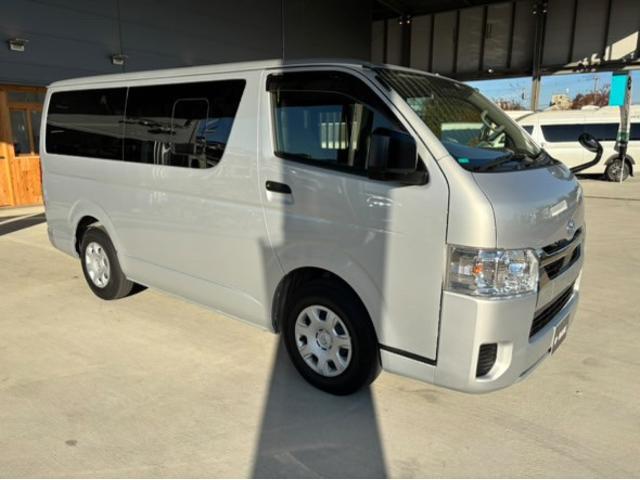ハイエースバン DX GLパッケージ メモリナビ LEDヘッド ナビ&TV バックモニター フルセグ 横滑り防止装置 キーレスエントリー エアコン ETC車載器 記録簿 パワステ DVD再生 フロントパワーウインドウ エアバック ABS(3枚目)