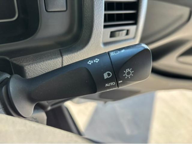 ハイエースバン DX GLパッケージ メモリナビ LEDヘッド ナビ&TV バックモニター フルセグ 横滑り防止装置 キーレスエントリー エアコン ETC車載器 記録簿 パワステ DVD再生 フロントパワーウインドウ エアバック ABS(7枚目)