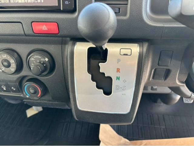 ハイエースバン DX GLパッケージ メモリナビ LEDヘッド ナビ&TV バックモニター フルセグ 横滑り防止装置 キーレスエントリー エアコン ETC車載器 記録簿 パワステ DVD再生 フロントパワーウインドウ エアバック ABS(10枚目)