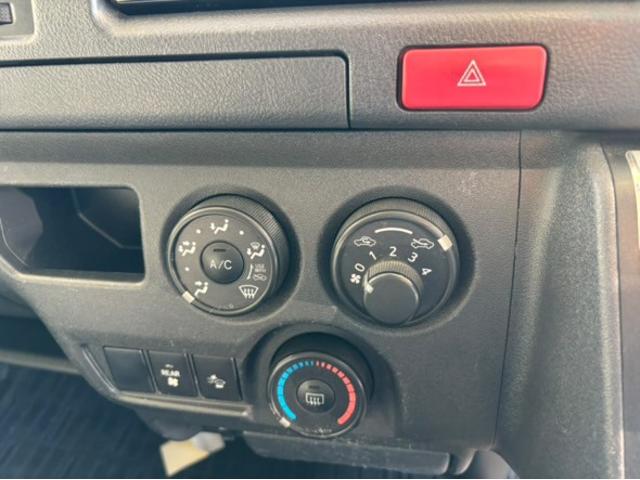 ハイエースバン DX GLパッケージ メモリナビ LEDヘッド ナビ&TV バックモニター フルセグ 横滑り防止装置 キーレスエントリー エアコン ETC車載器 記録簿 パワステ DVD再生 フロントパワーウインドウ エアバック ABS(11枚目)