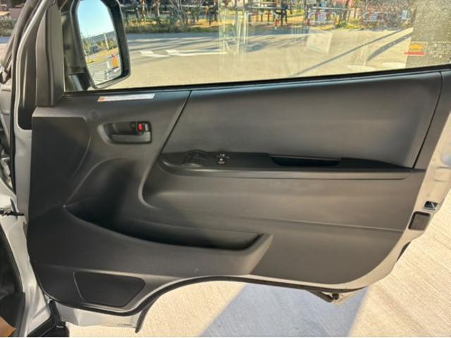 ハイエースバン DX GLパッケージ メモリナビ LEDヘッド ナビ&TV バックモニター フルセグ 横滑り防止装置 キーレスエントリー エアコン ETC車載器 記録簿 パワステ DVD再生 フロントパワーウインドウ エアバック ABS(24枚目)