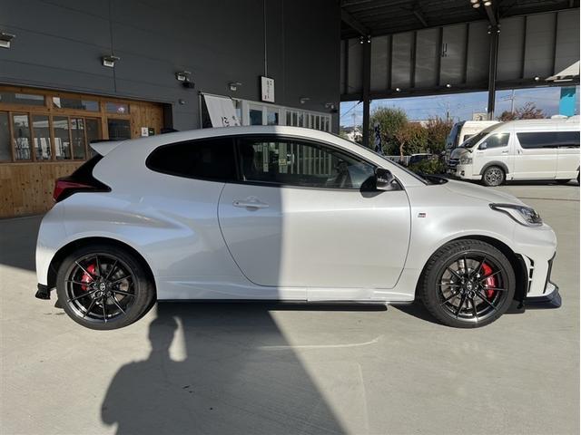 GRヤリス RZ ハイパフォーマンス LEDライト フルセグTV Bカメラ オートエアコン エアバッグ スマートキ- パワーウインドウ 記録簿 オートクルーズコントロール キーフリー カーテンエアバッグ ABS ETC 4WD ESC(4枚目)