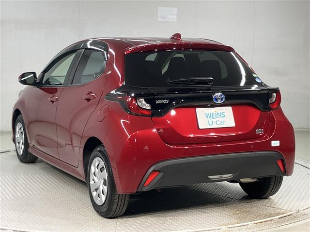 ヤリス ハイブリッドＧ　サイドエアバッグ　スマートキ　ナビ　Ｂモニター　ＥＴＣ車載器　横滑り防止装置　クルコン　セキュリティアラーム　メディアプレイヤー接続　パワステ　点検記録簿　メモリーナビゲーション　キーフリー　ＤＶＤ（4枚目）