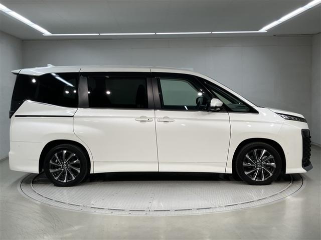 ヴォクシー ハイブリッドS-Z パワーウィンドウ DVD再生機能 インテリキー 横滑防止装置 地デジTV アクティブクルーズコントロール 1オナ フルオートエアコン リアカメラ エアバッグ ABS 100V充電 ナビTV キーレス(3枚目)