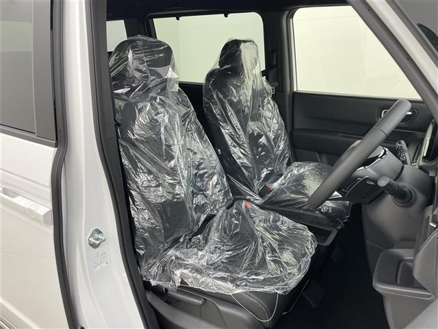 ステップワゴン ｅ：ＨＥＶスパーダ　登録済未使用車　純正１１．４インチナビ　１５．６インチ後席モニター　ハーフレザーシート　シートヒーター　パワーバックドア　ホンダセンシング　衝突軽減ブレーキ　両側パワースライドドア　２列目オットマン（8枚目）