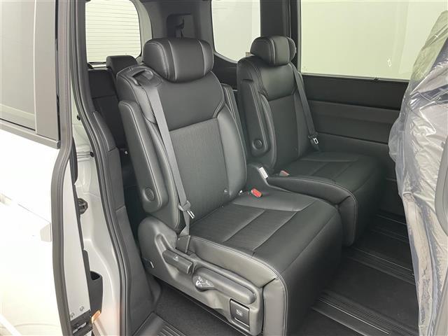 ステップワゴン ｅ：ＨＥＶスパーダ　登録済未使用車　純正１１．４インチナビ　１５．６インチ後席モニター　ハーフレザーシート　シートヒーター　パワーバックドア　ホンダセンシング　衝突軽減ブレーキ　両側パワースライドドア　２列目オットマン（9枚目）