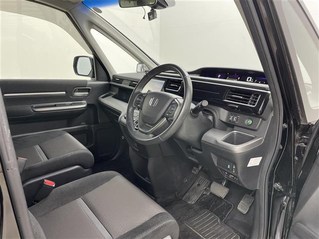 ステップワゴンスパーダ スパーダ ホンダセンシング 純正9インチナビ バックカメラ 両側パワスラ パドルシフト アイドリングストップ レーダークルーズコントロール レーンキープ 純正フロアマット LEDヘッドライト オートライト ステリモ(8枚目)