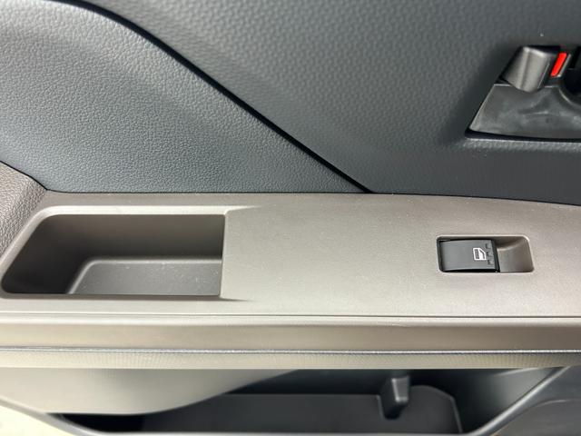 ルーミー Ｇ　両側パワースライドドア　純正９インチディスプレイオーディオ　バックカメラ　衝突軽減ブレーキ　ＣａｒＰｌａｙ　ビルトインＥＴＣ　フルセグＴＶ　オートＬＥＤライト　レーンキープアシスト　ＨＤＭＩ接続（50枚目）