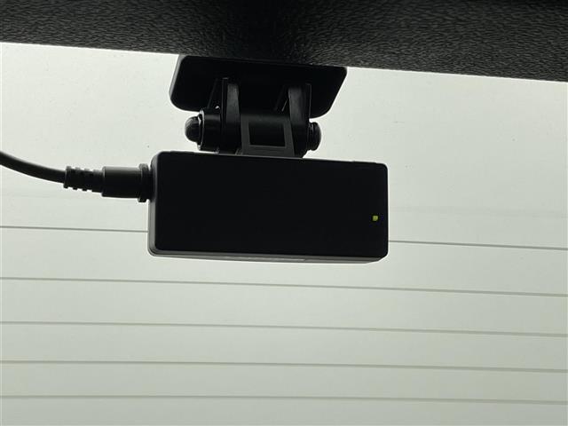 プリウス Sツーリングセレクション・ブラックエディション 純正8インチディスプレイオーディオ AC100V電源 バックカメラ 追従型クルーズコントロール シートヒーター 合皮シート 衝突軽減ブレーキ 前後ドライブレコーダー ビルトインETC コーナーセンサー(4枚目)