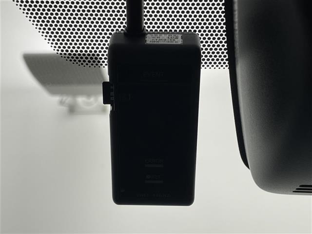 エスクァイア Gi プレミアムパッケージ ブラックテーラード 純正9インチSDナビ 純正12インチフリップダウンモニター バックカメラ ビルトインETC 両側パワースライドドア トヨタセーフティセンス 衝突軽減ブレーキ 先行車発信通知機能 横滑り防止装置(5枚目)