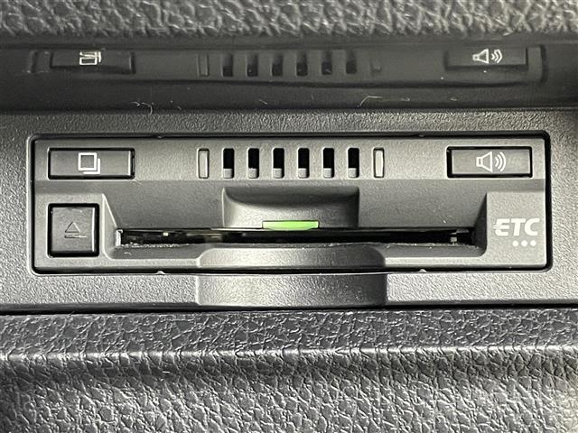 エスクァイア Gi プレミアムパッケージ ブラックテーラード 純正9インチSDナビ 純正12インチフリップダウンモニター バックカメラ ビルトインETC 両側パワースライドドア トヨタセーフティセンス 衝突軽減ブレーキ 先行車発信通知機能 横滑り防止装置(6枚目)