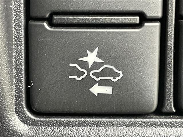 エスクァイア Gi プレミアムパッケージ ブラックテーラード 純正9インチSDナビ 純正12インチフリップダウンモニター バックカメラ ビルトインETC 両側パワースライドドア トヨタセーフティセンス 衝突軽減ブレーキ 先行車発信通知機能 横滑り防止装置(7枚目)