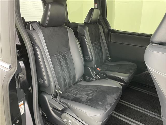 エスクァイア Gi プレミアムパッケージ ブラックテーラード 純正9インチSDナビ 純正12インチフリップダウンモニター バックカメラ ビルトインETC 両側パワースライドドア トヨタセーフティセンス 衝突軽減ブレーキ 先行車発信通知機能 横滑り防止装置(9枚目)