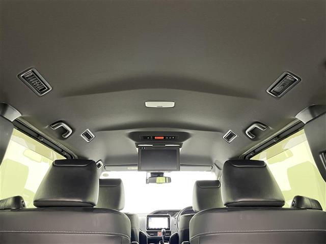 エスクァイア Gi プレミアムパッケージ ブラックテーラード 純正9インチSDナビ 純正12インチフリップダウンモニター バックカメラ ビルトインETC 両側パワースライドドア トヨタセーフティセンス 衝突軽減ブレーキ 先行車発信通知機能 横滑り防止装置(12枚目)