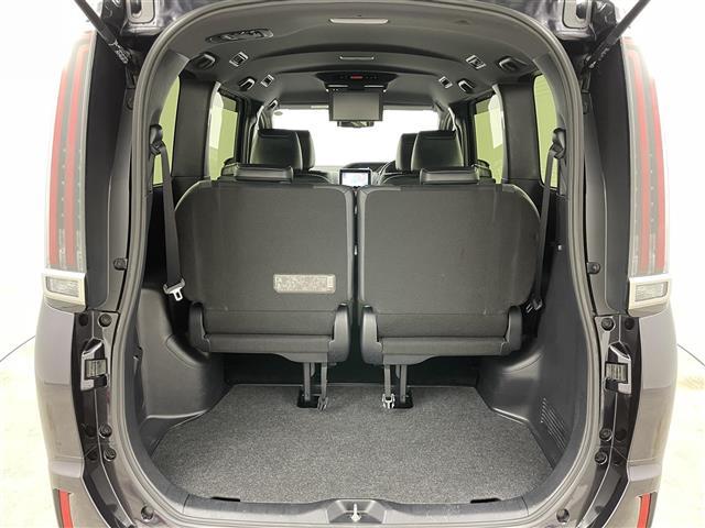 エスクァイア Gi プレミアムパッケージ ブラックテーラード 純正9インチSDナビ 純正12インチフリップダウンモニター バックカメラ ビルトインETC 両側パワースライドドア トヨタセーフティセンス 衝突軽減ブレーキ 先行車発信通知機能 横滑り防止装置(13枚目)