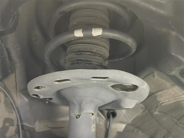 エスクァイア Gi プレミアムパッケージ ブラックテーラード 純正9インチSDナビ 純正12インチフリップダウンモニター バックカメラ ビルトインETC 両側パワースライドドア トヨタセーフティセンス 衝突軽減ブレーキ 先行車発信通知機能 横滑り防止装置(21枚目)