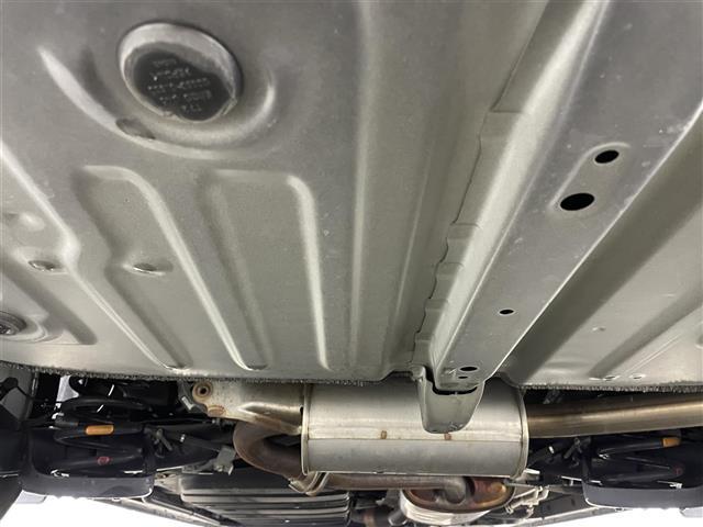 エスクァイア Gi プレミアムパッケージ ブラックテーラード 純正9インチSDナビ 純正12インチフリップダウンモニター バックカメラ ビルトインETC 両側パワースライドドア トヨタセーフティセンス 衝突軽減ブレーキ 先行車発信通知機能 横滑り防止装置(22枚目)