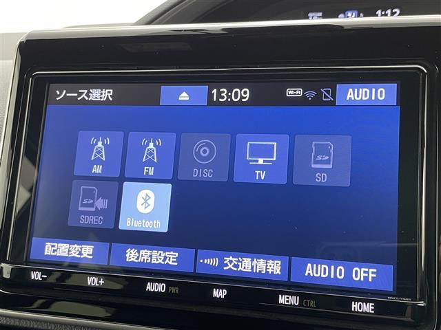 エスクァイア Gi プレミアムパッケージ ブラックテーラード 純正9インチSDナビ 純正12インチフリップダウンモニター バックカメラ ビルトインETC 両側パワースライドドア トヨタセーフティセンス 衝突軽減ブレーキ 先行車発信通知機能 横滑り防止装置(25枚目)