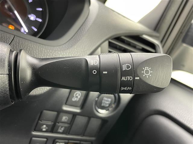 エスクァイア Gi プレミアムパッケージ ブラックテーラード 純正9インチSDナビ 純正12インチフリップダウンモニター バックカメラ ビルトインETC 両側パワースライドドア トヨタセーフティセンス 衝突軽減ブレーキ 先行車発信通知機能 横滑り防止装置(29枚目)