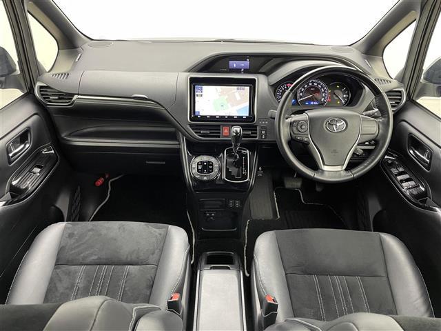 エスクァイア Gi プレミアムパッケージ ブラックテーラード 純正9インチSDナビ 純正12インチフリップダウンモニター バックカメラ ビルトインETC 両側パワースライドドア トヨタセーフティセンス 衝突軽減ブレーキ 先行車発信通知機能 横滑り防止装置(42枚目)