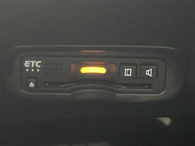 【ＥＴＣ】有料道路を利用する際に料金所で停止することなく通過できる、ＥＴＣ車載器（ノンストップ自動料金収受システム機器）が装備されています。セットアップを行うことで利用可能になります。