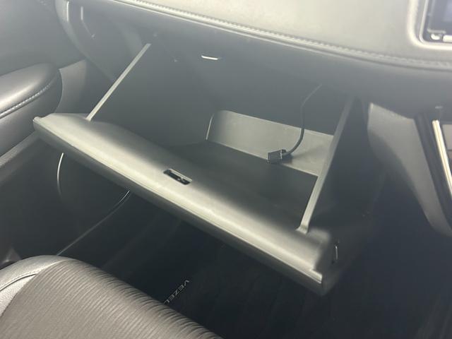 【グローブボックス】『グローブボックス』の画像になります。車検証ケースや日頃使う小物類の収納に便利ですね！