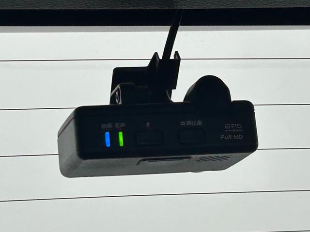 【ドライブレコーダー】映像・音声などの運転中の記録を残します。事故などを起こした起こされた時の証拠になりえますので、もしも時でも安心ですね。