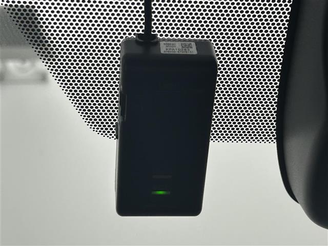 ノア ハイブリッドＳ－Ｚ　モデリスタエアロ　純正１０．５インチナビ　パノラミックビューモニター　快適利便パッケージ　ドライブレコーダー　ビルトインＥＴＣ２．０　三眼ＬＥＤライト　アドバンストパーク　ユニバーサルステップ　ＤＶＤ（7枚目）