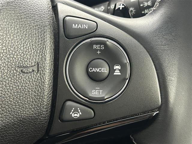 【レーダークルーズコントロール】自動で前の車との車間距離を一定に保ち、速度調整しながら走行します。高速道路のドライブで役立つ装備です。