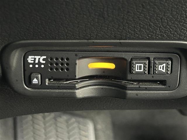 【ＥＴＣ】有料道路を利用する際に料金所で停止することなく通過できる、ＥＴＣ車載器（ノンストップ自動料金収受システム機器）が装備されています。セットアップを行うことで利用可能になります。