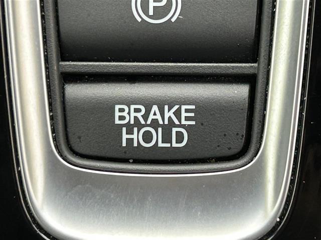 【ブレーキホールド】システムがＯＮのとき、信号待ちなどの停止中に、ブレーキペダルから足を離してもブレーキがかかったまま保持されます！