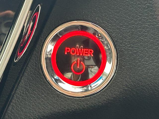 【スマートキー＆プッシュスタート】鍵を挿さずにポケットに入れたまま鍵の開閉、エンジンの始動まで行えます。