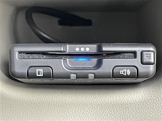 【ＥＴＣ】有料道路を利用する際に料金所で停止することなく通過できる、ＥＴＣ車載器（ノンストップ自動料金収受システム機器）が装備されています。セットアップを行うことで利用可能になります。