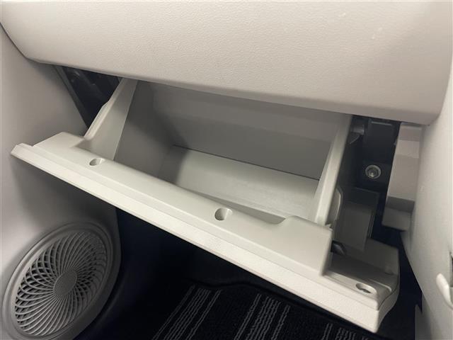 【グローブボックス】『グローブボックス』の画像になります。車検証ケースや日頃使う小物類の収納に便利ですね！