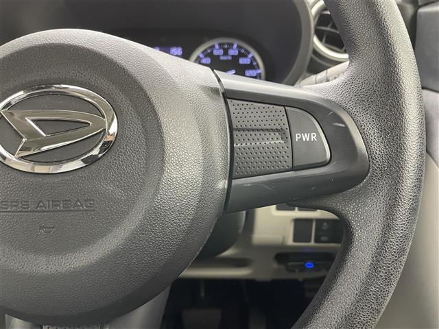 【ステアリングスイッチ】手元のボタンから、オーディオやナビなどの操作ができるので、よそ見をせずに安全に運転に集中できます！