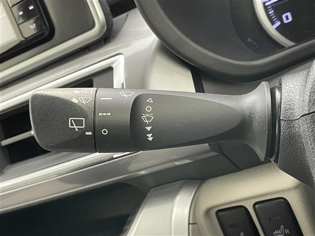 【運転席操作部】『運転席周辺の装備』の画像になります。快適なドライブを楽しむための機能が装備されています！運転席から触れるので使いやすいです！