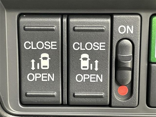 【両側パワースライドドア】小さなお子様でもボタン一つで楽々乗り降り出来ます♪駐車場で両手に荷物を抱えている時でもボタンを押せば自動で開いてくれますので、ご家族でのお買い物にもとっても便利な人気装備♪