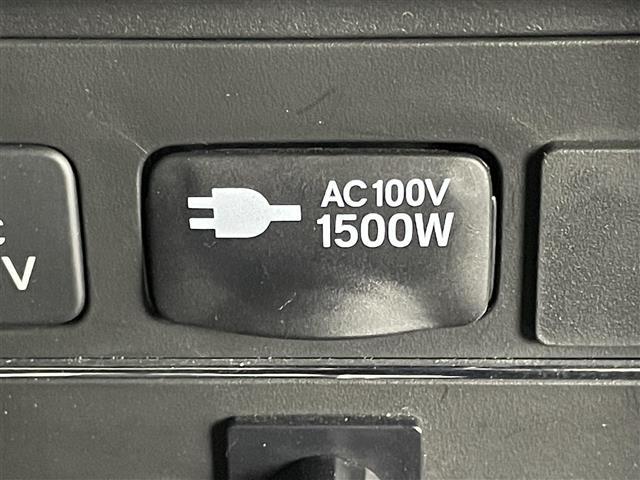 【アクセサリーソケット（電源ソケット）】電源からケーブルをつなげば、スマートフォンなどの電子機器の充電などを行うことができます！ゲーム機器や、カメラの充電にも便利ですね。