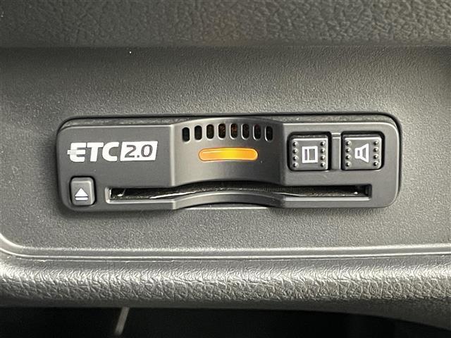 【ＥＴＣ】有料道路を利用する際に料金所で停止することなく通過できる、ＥＴＣ車載器（ノンストップ自動料金収受システム機器）が装備されています。セットアップを行うことで利用可能になります。