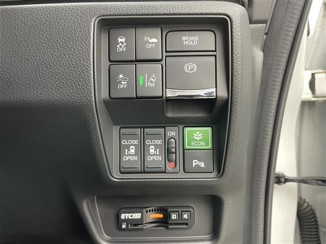 【運転席操作部】『運転席周辺の装備』の画像になります。快適なドライブを楽しむための機能が装備されています！運転席から触れるので使いやすいです！