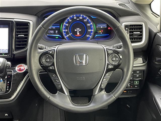 【ステアリングスイッチ】手元のボタンから、オーディオやナビなどの操作ができるので、よそ見をせずに安全に運転に集中できます！