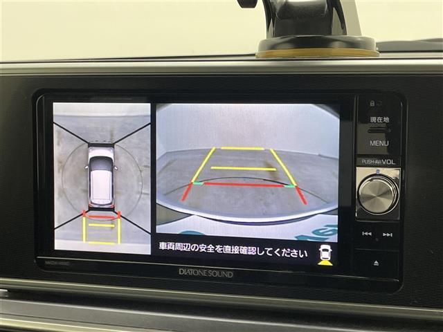 【全方位モニター】まるでクルマを真上から見下ろしたかのような視点で駐車をサポートします！クルマの斜め後ろや真横など、前後左右の４つのカメラの映像が合成されて、モニターに映し出されます。